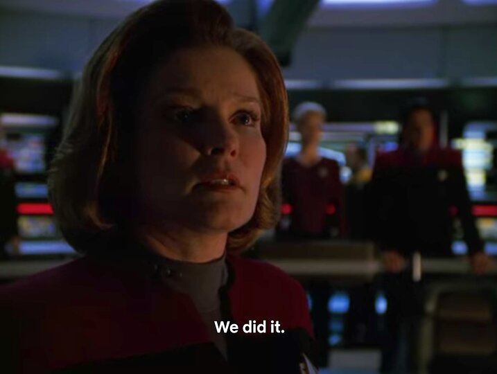 Janeway schaut auf den Bildschirm hinter uns und sagt: We did it.