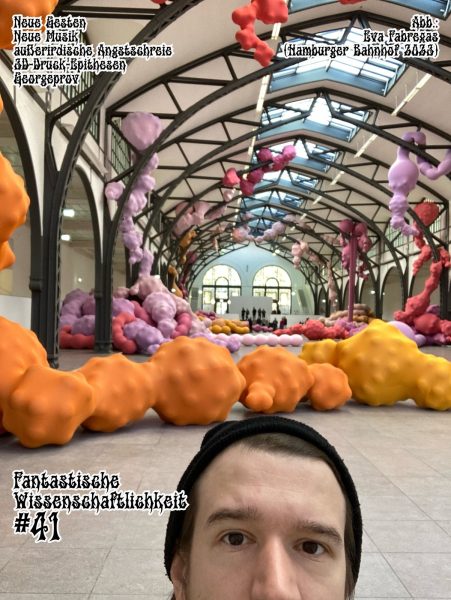 Flyer FW41: Kuba, Porträt-Selfie halb abgeschnitten, vor Eva Fabregas Skulpturen, die wie riesige externe Därme die Halle des Hamburger Bahnhofs umspielen