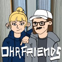 Cover für Ohrfriends: Comic-Zeichnung, Stella lehnt an Kubas Schulter und zeigt auf den Titel. Beide smirken! Im Hintergrund Bücherseiten.