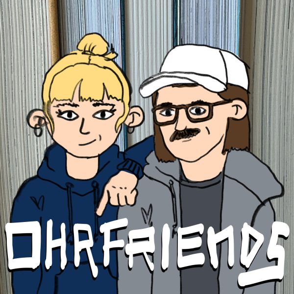 Cover für Ohrfriends: Comic-Zeichnung, Stella lehnt an Kubas Schulter und zeigt auf den Titel. Beide smirken! Im Hintergrund Bücherseiten.