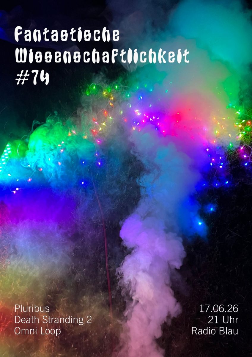 Flyer für FW#74: dichte Nebelschwaden ziehen über eine dunkle Wiese, regenbogenig be- und durchleuchtet von LED-Strahlern und -Lichterketten. Dazwischen schlängelt sich prosaisch ein Verlängerungskabel. Titel in bubbly Typographie.